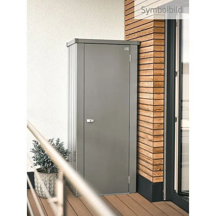 Biohort Julia Geräteschrank - Außenbreite inkl. Dachüberstand: 78 cm, Außentiefe inkl. Dachüberstand: 57 cm, Stahl - Das Bild zeigt einen Geräteschrank aus Metall in Grau, der an einer Wand mit Holzverkleidung auf einem Balkon steht. Er bietet Stauraum für Gartengeräte.