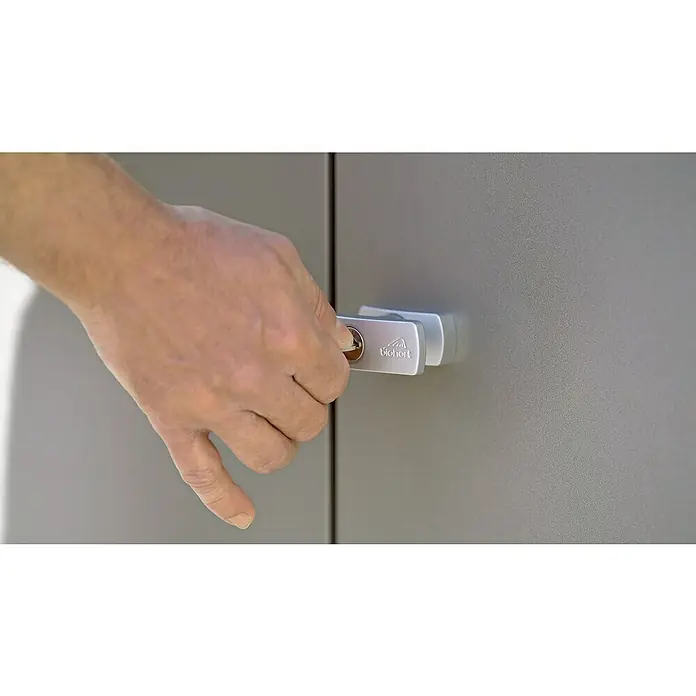 Biohort Mülltonnenbox Alex - Silber-Metallic - Eine Hand öffnet eine Biohort-Tür mit einem silbernen Griffschloss. Das Schloss ist in die Tür integriert.