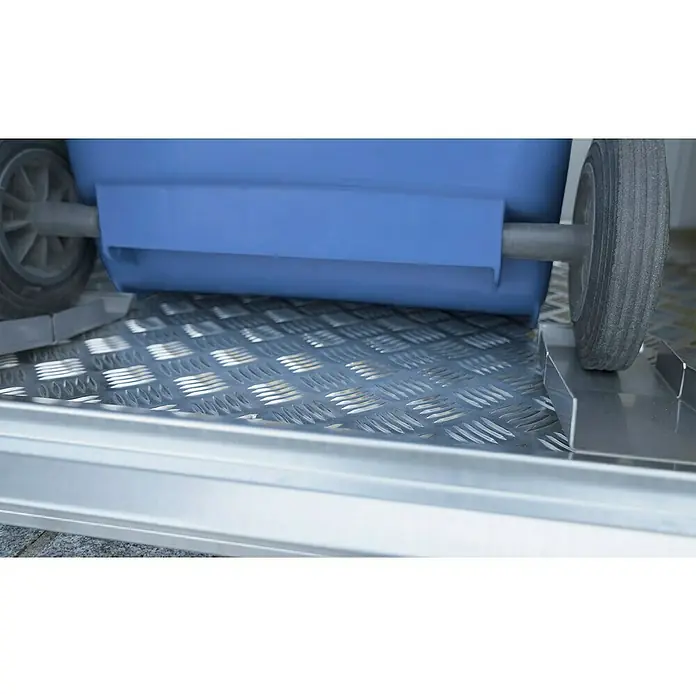 Biohort Mülltonnenbox Alex - Silber-Metallic - Nahaufnahme eines blauen Müllcontainers auf einer robusten, silbernen Plattform mit strukturiertem Boden für sicheren Halt.