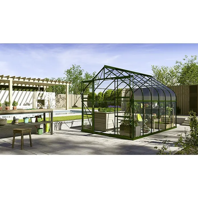 Vitavia Gewächshaus Dione 9900 - Außenmaß inkl. Dachüberstand (B x T): 263,5 x 383 cm, 3 mm, Smaragd - Ein grünes Gewächshaus mit Glaspaneelen und Pflanzen steht auf einer Terrasse. Im Hintergrund befinden sich Gartenmöbel und ein Pool.