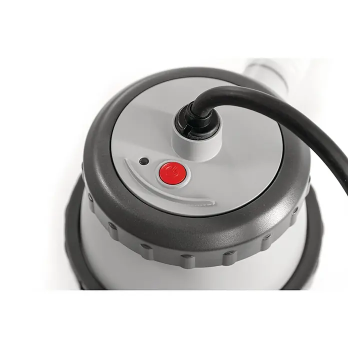 Intex Poolheizung - Passend für: Pools bis 457cm Durchmesser, 3.000 W - Nahaufnahme einer grauen Poolpumpe mit schwarzem Kabel und rotem Startknopf.