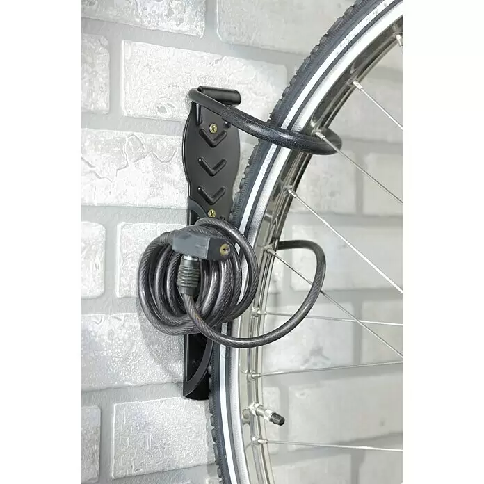 Mottez Gancho de pared para bicicletas B865V - Acero, Negro - Gancho negro de pared para bicicleta sosteniendo una rueda de bicicleta y un candado de cable enrollado.
