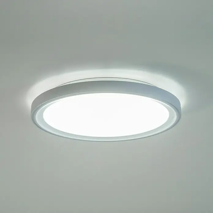 Brumberg LED-Deckenstrahler rund Anbaudownlight - Ø x H: 33 x 4,5 cm, Weiß matt, Warmweiß - Eine moderne, runde Deckenleuchte mit einem schlanken, weißen Rahmen, die helles, gleichmäßiges Licht in einem Raum verbreitet.