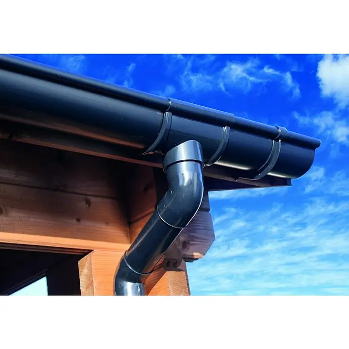 Tuindeco Dachrinnen-Set - Passend für: Gartenhaus Lier - Nahaufnahme einer schwarzen Dachrinne mit Fallrohr vor blauem Himmel.