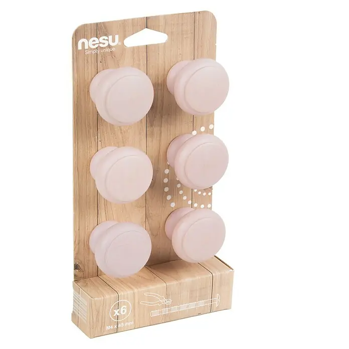 Nesu Pomo para muebles 403RS 6 uds. - 6 ud., Ø x Al: 40 x 33 mm, Madera - Primer plano de seis pomos de muebles Nesu de color rosa montados en una tarjeta de madera, con tornillos y un juego de herramientas para una fácil instalación.