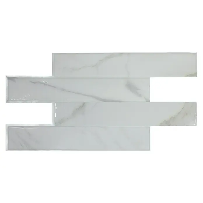 Smart Tiles Selbstklebemosaik Norway - 57,31 x 49,4 cm, Asti, Matt - Das Bild zeigt dekorative, längliche Wandfliesen in Weiß mit Marmorierung, die eine elegante und moderne Optik für Innenräume bieten.