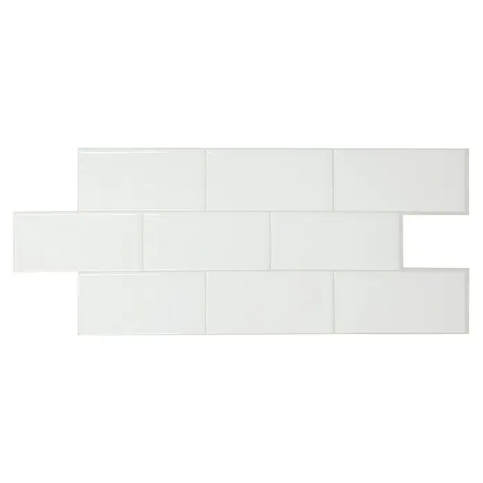 Smart Tiles Selbstklebemosaik XL Metro - 53,47 x 23,05 cm, Chicago, Glänzend - Nahaufnahme von glänzenden, weißen Subway-Fliesen. Ideal für Küchenrückwände oder Badezimmerwände mit modernem und sauberem Look.