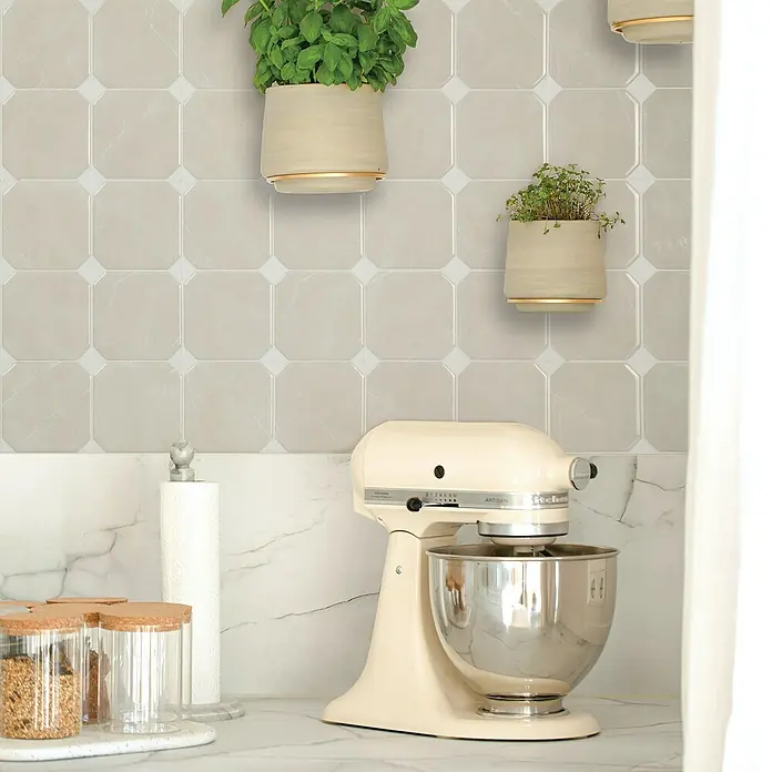 Smart Tiles Selbstklebemosaik Betera - 19,69 x 19,69 cm, Beige, Matt - Küchenszene mit einem cremefarbenen KitchenAid Artisan Mixer, Kräutertöpfen und stilvollen Glasbehältern auf einer Marmorarbeitsplatte.
