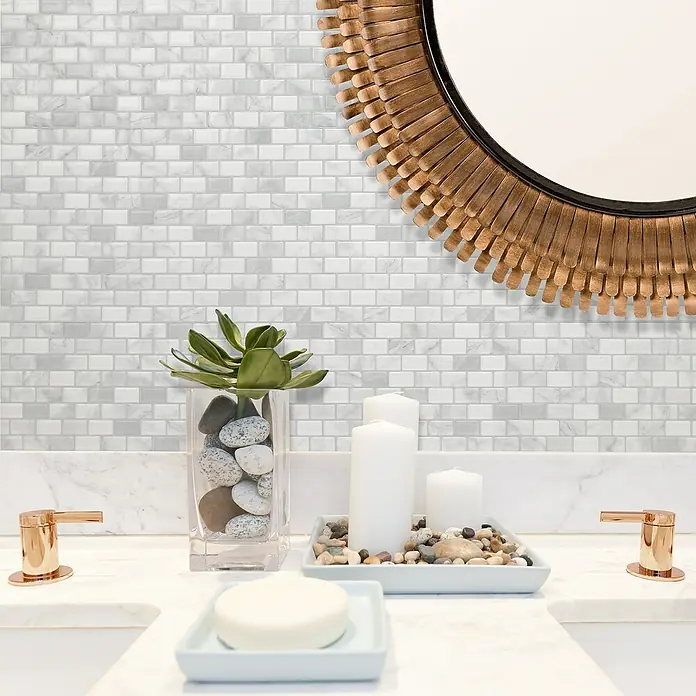 Smart Tiles Selbstklebemosaik Ravenna - 24,86 x 24,73 cm, Roma, Glänzend - Ein Badezimmer-Interieur mit auffälligen grauen Marmor-Mosaikfliesen, die eine luxuriöse und moderne Ästhetik schaffen.