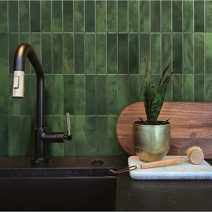 Smart Tiles Selbstklebemosaik Morocco - 29,02 x 22,86 cm, Sefrou, Glänzend - Elegante grüne Fliesen im Hochformat kombiniert mit einer schwarzen Armatur und einer Pflanze für ein stilvolles Küchendesign.