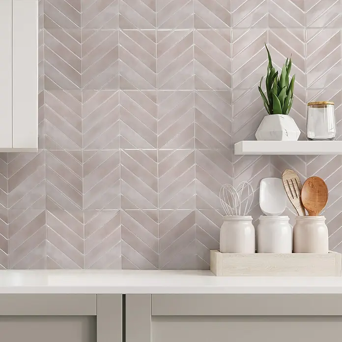 Smart Tiles Selbstklebemosaik Chevron - 29,02 x 22,86 cm, Viby, Glänzend - Nahaufnahme einer Küchenrückwand mit Ziegelmuster, die eine moderne und stilvolle Ästhetik bietet.
