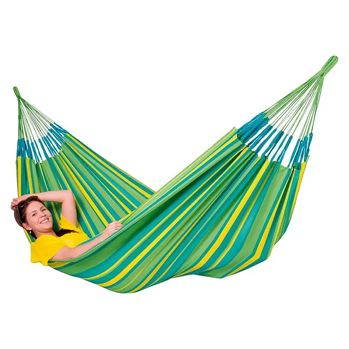 La Siesta Hängematte Brisa - L x B: 350 x 160 cm, Lime - Frau entspannt in einer gestreiften Hängematte in Grün und Gelb, die zum Entspannen im Freien einlädt.