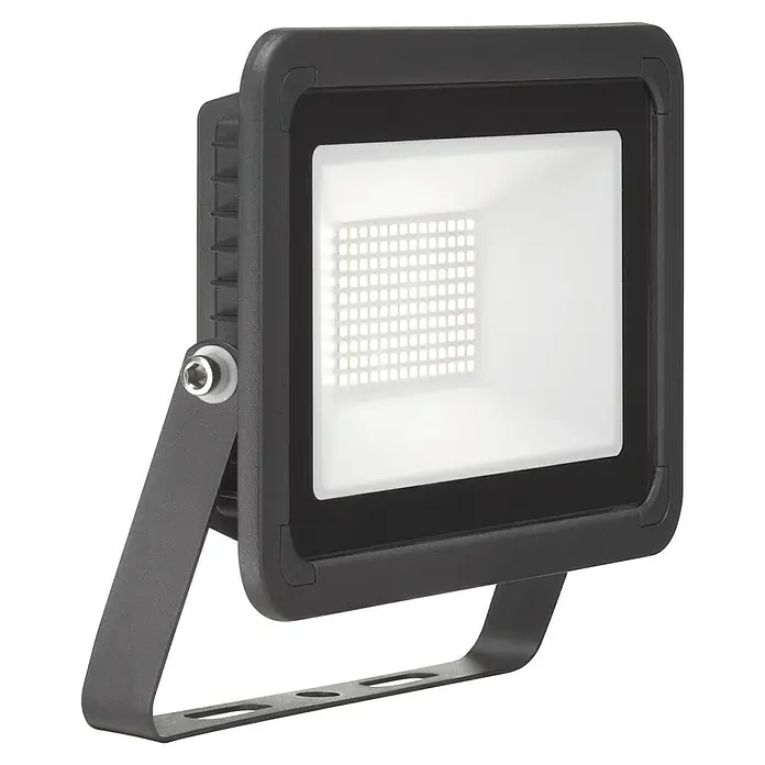 Brumberg LED-Strahler - 50 W, 5.450 lm, 3.000 K, L x B x H: 23,3 x 16,3 x 40 cm, IP65 - Nahaufnahme einer LED-Flutlichtleuchte mit dunklem Gehäuse und heller LED-Matrix. Die Leuchte ist auf einem grauen Halter montiert.