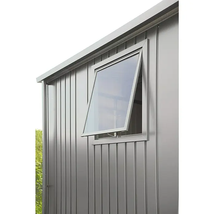 Biohort Kippfenster -  - Nahaufnahme eines Kippfensters in einem grauen Metallgebäude, das einen klaren Blick nach draußen bietet.