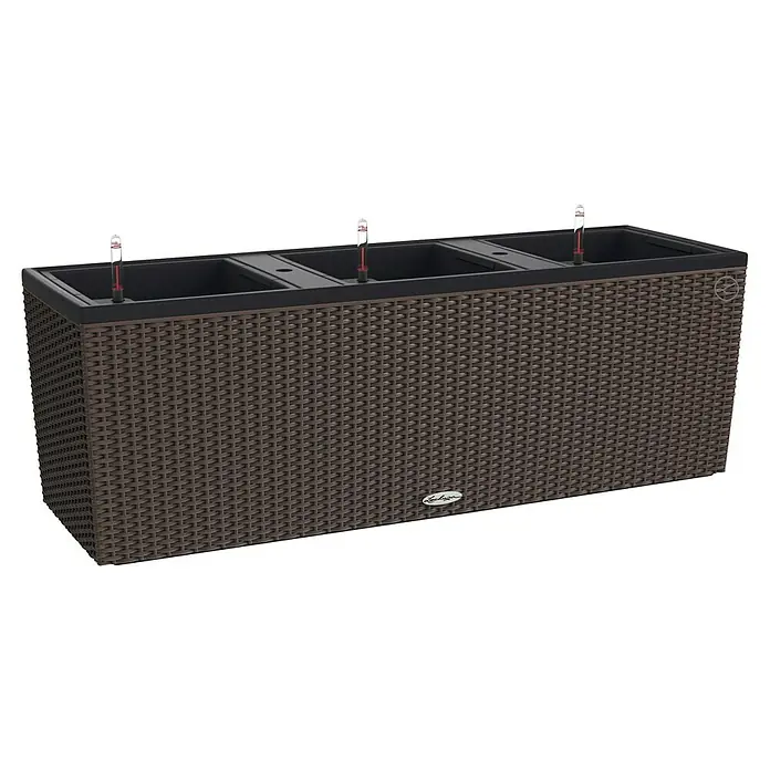 Lechuza Cottage Balkonkasten Trio - Außenmaß (L x B x H): 100 x 32,5 x 34,5 cm, Kunststoff, Mokka - Ein rechteckiger Pflanzkasten aus braunem Rattan-Geflecht mit schwarzem Einsatz und Füllstandsanzeiger für stilvolle Bepflanzung im Garten.