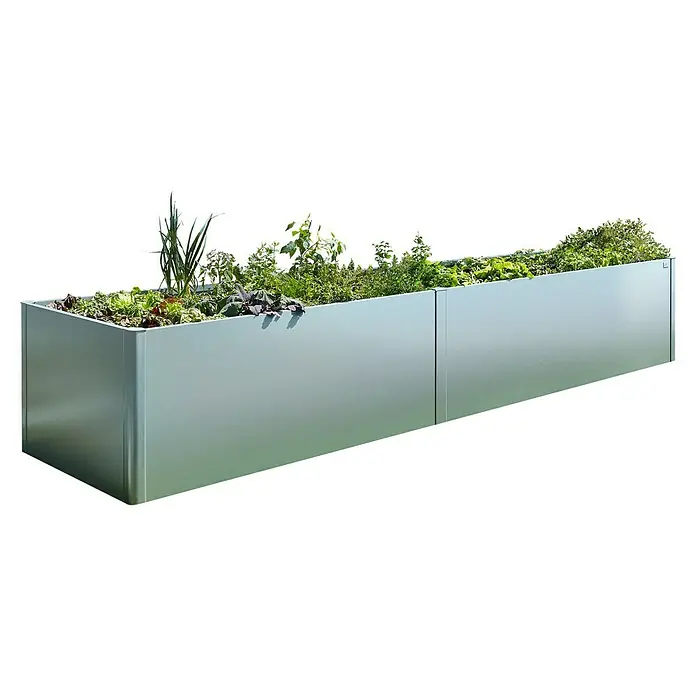 Biohort Hochbeet 4x1 - 397 x 102 x 77 cm, Metall, Silber-Metallic - Das Bild zeigt einen erhöhten, rechteckigen Pflanzkasten aus Metall, gefüllt mit verschiedenen Grünpflanzen und Kräutern.