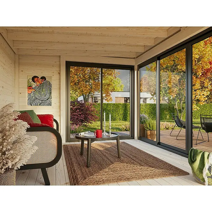 Palmako Caseta de jardín Serena Slide Plus Set 2 - L x An x Al: 320 x 420 x 250 cm, Madera, Natural - Un interior acogedor con puertas correderas que se abren a una exuberante vista del jardín. La habitación está amueblada con un sofá, alfombra y mesa auxiliar.