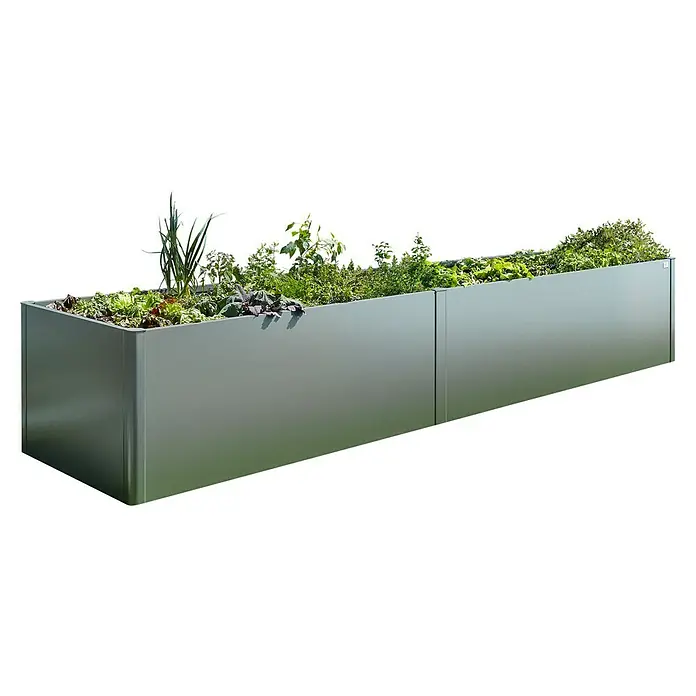Biohort Hochbeet 4x1 - 397 x 102 x 77 cm, Metall, Quarzgrau-Metallic - Ein erhöhter, grauer Pflanzkasten voller grüner Pflanzen und Gemüse, ideal für Gartenarbeit.