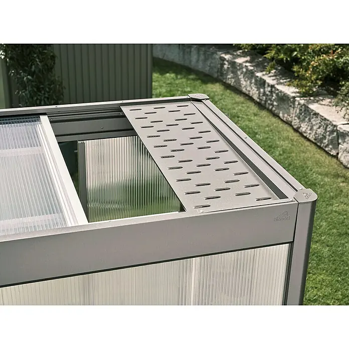 Biohort Florentina Automatischer Fensteröffner - Passend für: Biohort Gewächshaus Florentina - Nahaufnahme eines geöffneten Dachfensters an einem Alhort Gewächshaus, das Belüftung ermöglicht.