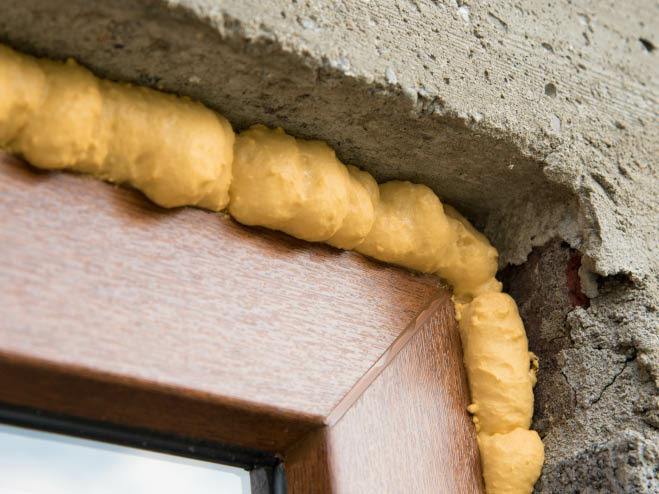 Übergang zwischen Fenster und Mauerwerk wurde mit PU-Schaum aufgefüllt
