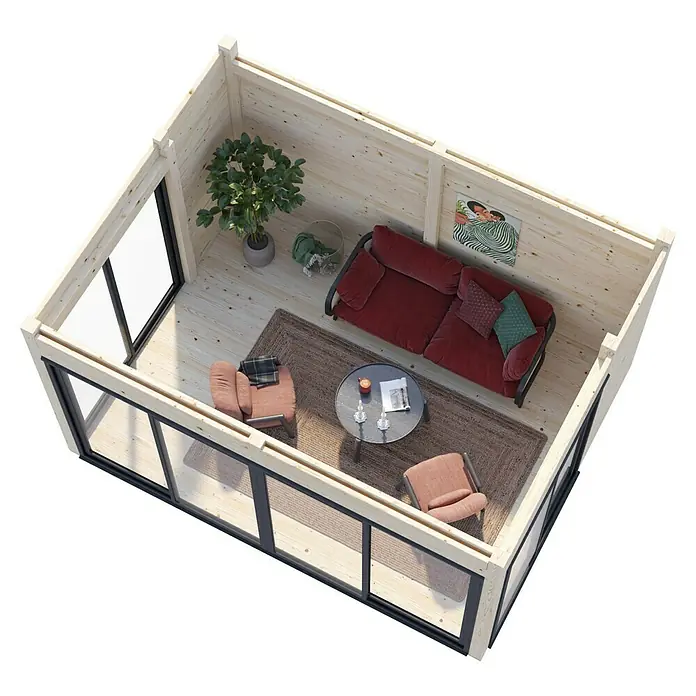 Palmako Caseta de jardín Serena Slide Plus Set 2 - L x An x Al: 320 x 420 x 250 cm, Madera, Natural - Vista interior de una acogedora casa de madera con sofá rojo, sillones y alfombra. Los paneles de madera clara y las grandes ventanas crean un ambiente acogedor.