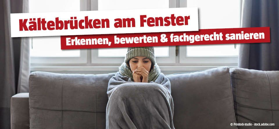 Frau sitzt auf der Couch mit Haube und Decke, sichtlich kalt, dahinter 3 Fenster