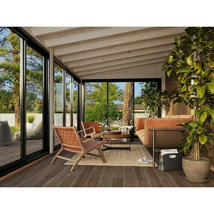 Palmako Pérgola adosada Lumi Slide Plus - L x An: 297 x 582 cm, Natural, Doble acristalamiento de 24 mm, Puerta corredera - Porche luminoso con sillones de cuero y sofá. La zona exterior está decorada con plantas de interior e invita a relajarse.