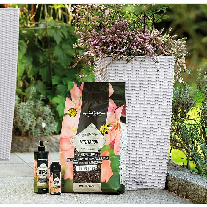 Lechuza Pflanzensubstrat Terrapon - 12 l - Produktaufnahme mit Lechuza-Blumenerde, Dünger und Pflanzgefäß für den Außenbereich.