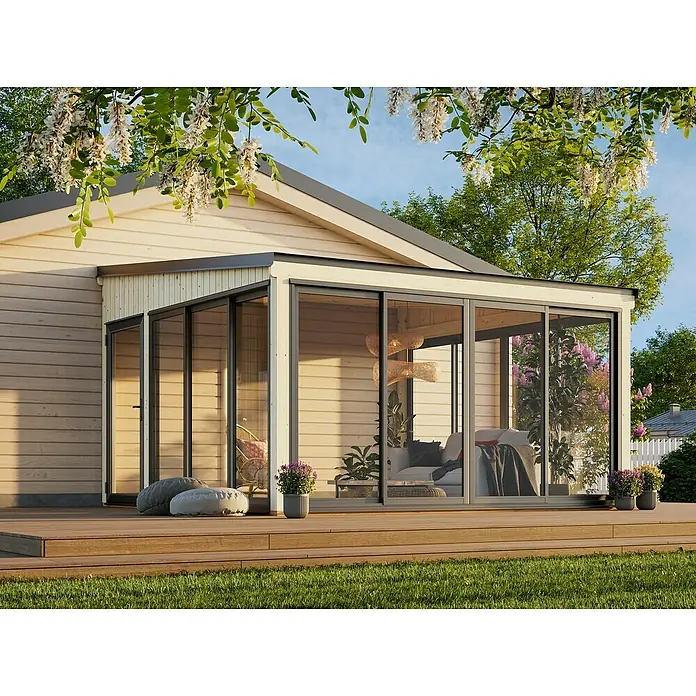 Palmako Pérgola adosada Lumi Slide - L x An: 420 x 420 cm, Natural, Con cristal templado de 4 mm, Puerta corredera - Primer plano de una moderna cubierta de patio con cerramiento de vidrio con estructura de madera e interior acogedor, que mejora el espacio habitable.