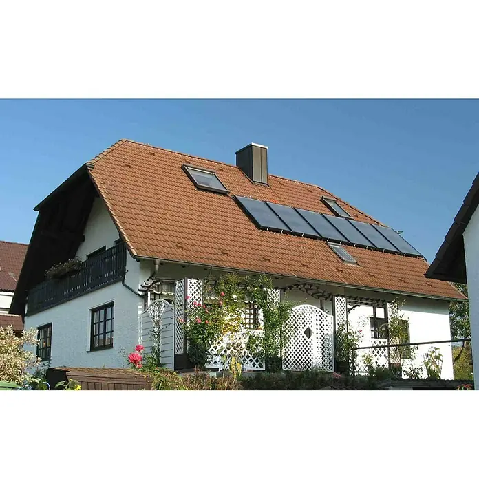 Sunset Solaranlage Sunsol 8 HZ/2 - Mit Frischwasserspeicher 825 l, Kollektorfläche: 15,06 m², Geeignet für: 3 - 6 Personen (Einfamilien- oder Mehrfamilienhaus) - Haus mit roten Ziegeln und Solarpanelen auf dem Dach, umweltfreundliche Energie.