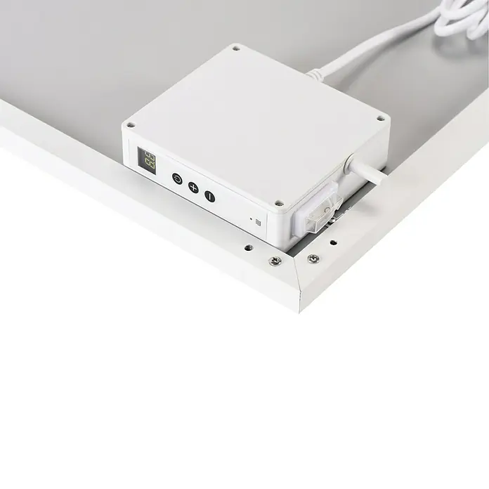 E2 elektro Infrarotheizkörper Complete Frame M - B x H: 600 x 50 cm, Weiß, 700 W - Nahaufnahme der Rückseite eines LED-Spiegels mit Bedienelementen und Netzteil für Helligkeitseinstellungen.