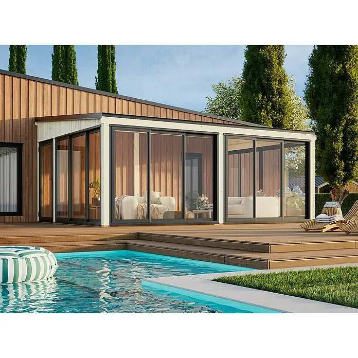 Palmako Pérgola adosada Lumi Slide - L x An: 420 x 582 cm, Natural, Con cristal templado de 4 mm, Puerta corredera - Arquitectura moderna de casa de piscina con grandes paneles de vidrio y una elegante cubierta de madera, integrada en el jardín.