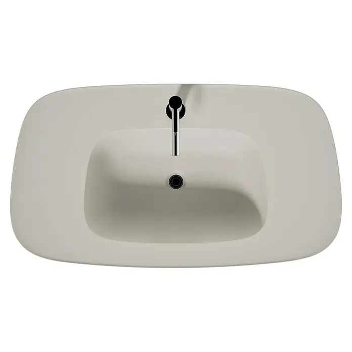 VitrA Plural Badmöbel-Set - Gesamtbreite Badmöbel: 99,5 cm, Taupe/Eiche Dunkel/Schwarz, Matt, 3 -tlg. - Draufsicht eines modernen, beigefarbenen Waschbeckens mit minimalistischem, schwarzem Wasserhahn und rundem Abfluss. Elegantes Design für jedes Badezimmer.