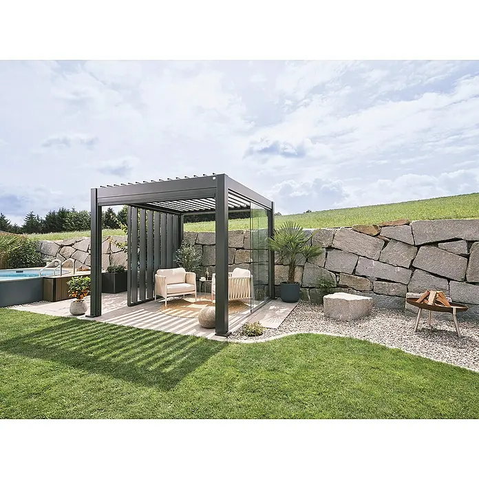 Biohort Lamellenpavillon - B x T: 312 x 312 cm, Dunkelgrau Metallic, Material Gestell: Stahl - Terrassenüberdachung mit minimalistischem Design. Die Pergola bietet einen stilvollen schattigen Platz im Garten mit bequemen Sesseln.
