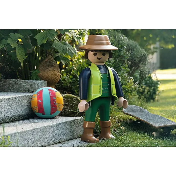 Lechuza Dekofigur Playmobil - Gärtner, L x B x H: 33 x 27 x 68 cm, Kunststoff - Ein Playmobil-Gärtner steht im Garten mit einem Hut, einer Weste und Stiefeln, daneben ein Ball und ein Skateboard.
