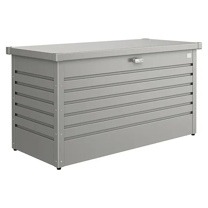 Biohort FreizeitBox Gartenbox FreizeitBox 130 - L x B x H: 134 x 62 x 71 cm, Quarzgrau, Stahl - Eine silberfarbene, wetterfeste Aufbewahrungsbox mit horizontalen Lamellen und einem abschließbaren Deckel, ideal für den Außenbereich.