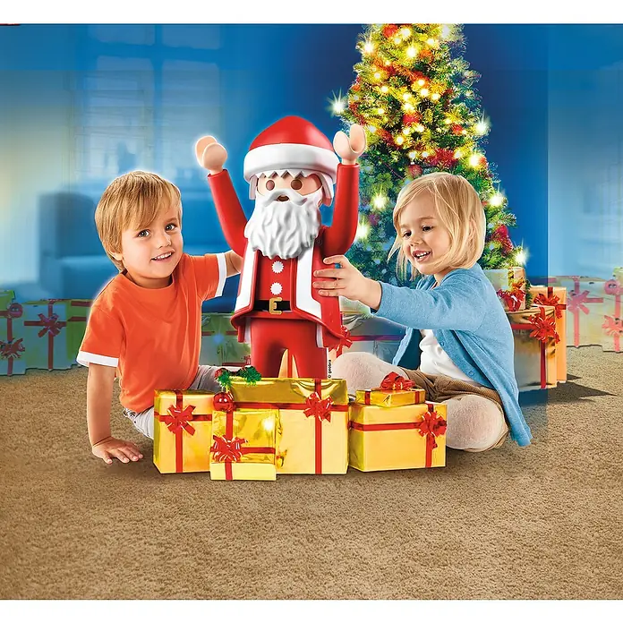 Lechuza Dekofigur Playmobil - Weihnachtsmann, L x B x H: 25 x 30 x 68 cm, Kunststoff - Kinderspielzeug-Szene mit einem PLAYMOBIL-Weihnachtsmann, Kindern und Geschenken vor einem Weihnachtsbaum.