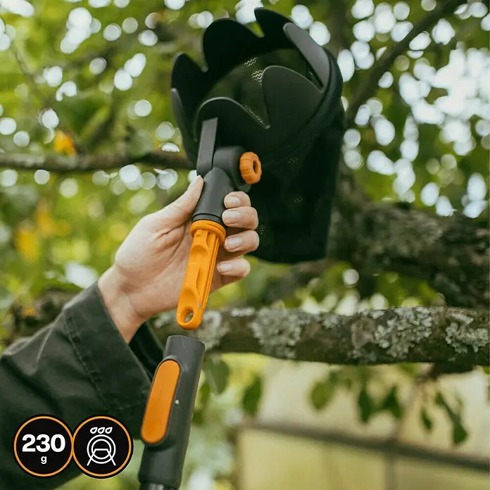 Fiskars OneClick Obstpflücker - Arbeitsbreite: 16,8 cm - Nahaufnahme eines montierten Obstpflückers mit orangen Akzenten und einem schwarzen Auffangsack, der an einem Baum befestigt ist.
