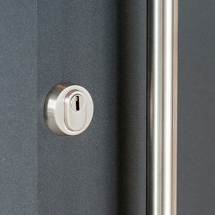 FM Türen Haustür AC68-520 RC 2 - 100 x 200 cm, DIN Anschlag: Rechts, Anthrazit - Nahaufnahme eines Türschlosses und eines Griffs aus Edelstahl, montiert auf einer modernen Tür. Das Schloss bietet Sicherheit und die Türklinke Benutzerfreundlichkeit.