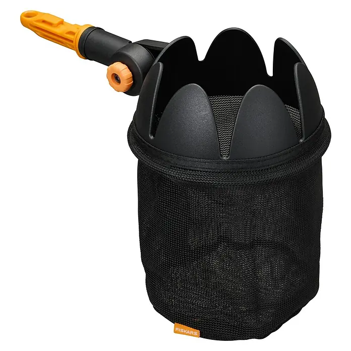 Fiskars OneClick Obstpflücker - Arbeitsbreite: 16,8 cm - Nahaufnahme eines Fiskars Unkrautsammlers. Ein praktisches Gartengerät mit einem robusten Netzbeutel und einem orangefarbenen Griff für einfache Handhabung.