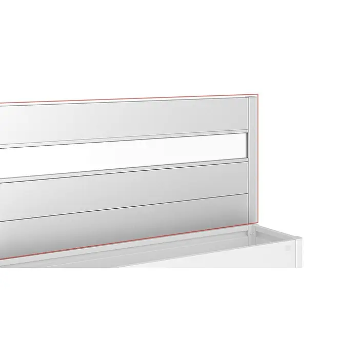 Biohort Sichtschutzelement mit Acrylglas - Passend für: Biohort Hochbeet 4x1, B x H: 398 x 91 cm, Silber-Metallic - Nahaufnahme eines weißen Bettkopfteils mit horizontalen Lamellen und klaren Linien, das ein modernes und stilvolles Design zeigt.