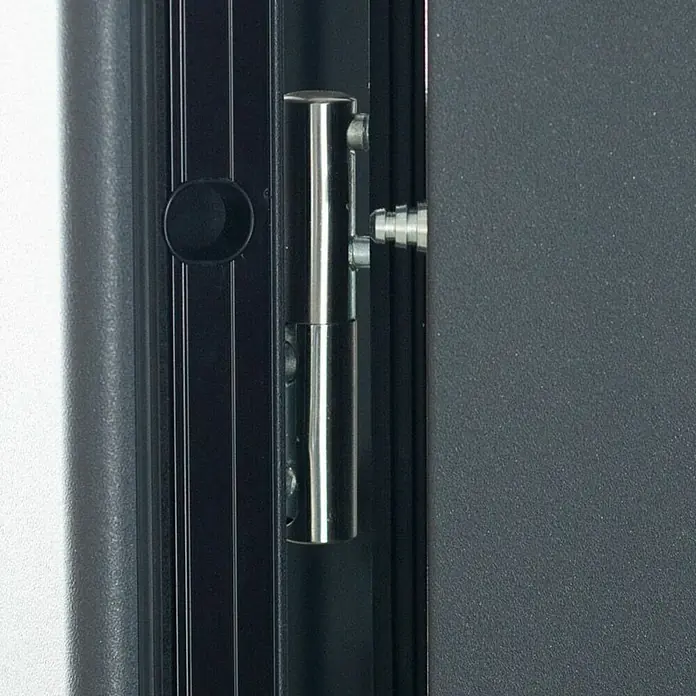 FM Türen Haustür AC68-520 RC 2 - 100 x 200 cm, DIN Anschlag: Rechts, Anthrazit - Nahaufnahme eines Türscharniers aus Metall an einer grauen Tür, das die Details und die Funktionalität des Beschlags zeigt.