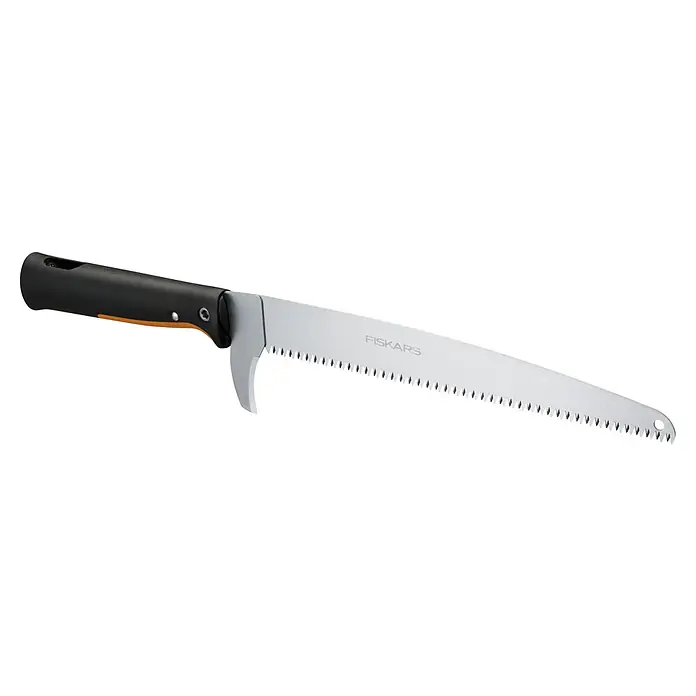 Fiskars OneClick Baumsäge - Passend für: Fiskars OneClick Stiel, Länge: 60,3 cm - Nahaufnahme einer zusammenklappbaren Fiskars Astsäge mit schwarzem Griff und scharfer Klinge, ideal für Gartenarbeiten und Baumschnitt.