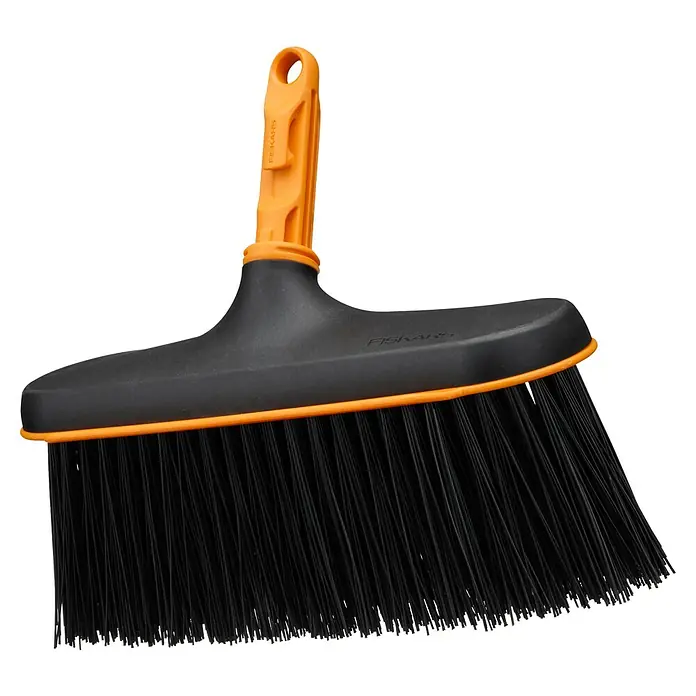 Fiskars OneClick Gartenbesen - Passend für: Fiskars OneClick-Stiel - Eine Nahaufnahme eines Fiskars Zimmerbesens mit schwarzem Borstenkopf und orangefarbenem Griff. Ideal für die Reinigung im Innenbereich.