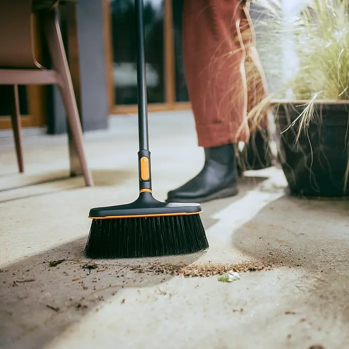 Fiskars OneClick Gartenbesen - Passend für: Fiskars OneClick-Stiel - Der Fiskars QuikFit Besen mit seinen schwarzen Borsten reinigt mühelos jeden Untergrund im Außenbereich.