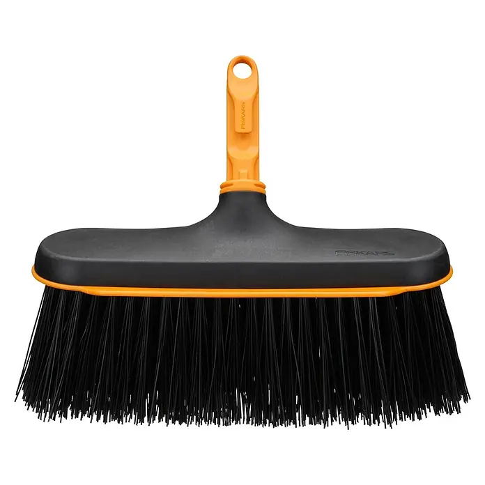 Fiskars OneClick Gartenbesen - Passend für: Fiskars OneClick-Stiel - Abbildung eines Fiskars QuikFit Kehrbesens mit schwarzen Borsten und einem orangen Griff. Ideal für die Reinigung im Haus und Garten.