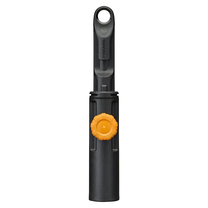 Fiskars OneClick Stiel Universal - Passend für: Handgeräte der QuikFit™-Produktreihe - Ein Fiskars Unkrautstecher mit einem schwarzen Griff und einem orangefarbenen Drehknopf zum einfachen Entfernen von Unkraut aus dem Garten.