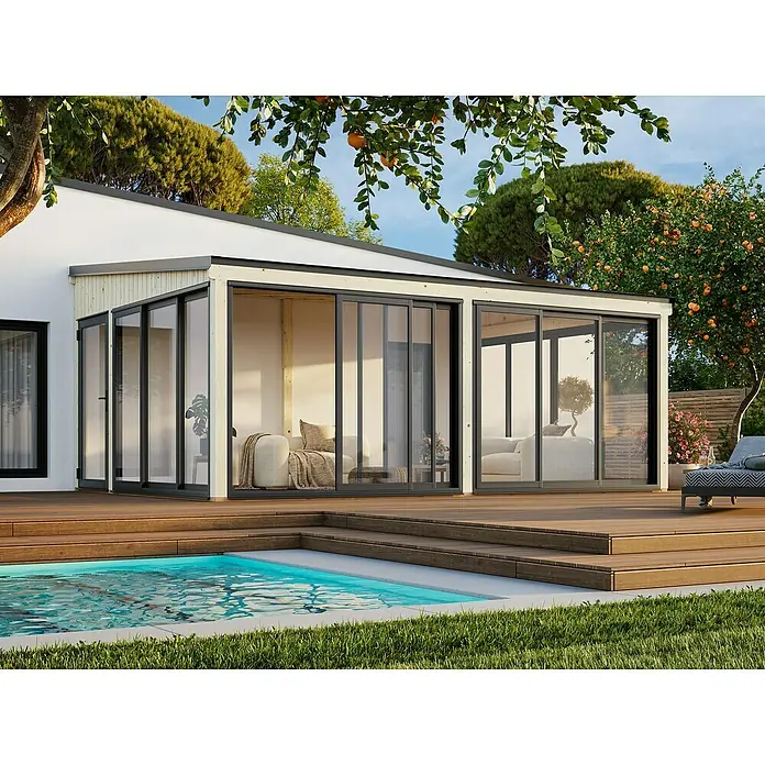 Palmako Pérgola adosada Lumi Slide Plus - L x An: 420 x 582 cm, Natural, Doble acristalamiento de 24 mm, Puerta corredera - Vista exterior de un invernadero moderno con puertas correderas y una terraza de madera junto a una piscina.