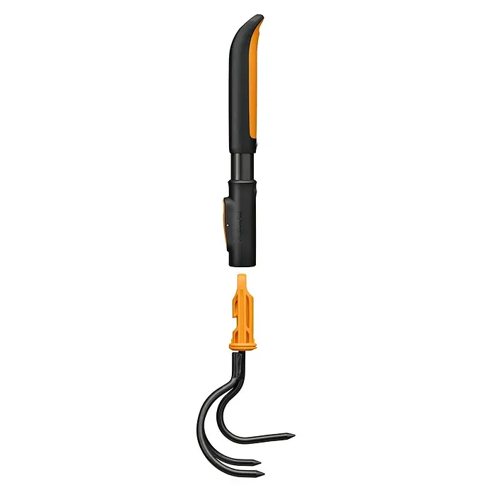 Fiskars OneClick Kleingrubber Handgriff S - Länge: 43,6 cm, Stahl - Nahaufnahme eines Fiskars Unkrautstechers mit schwarzem Griff und orangefarbenen Akzenten. Ideal zum einfachen und effektiven Entfernen von Unkraut.