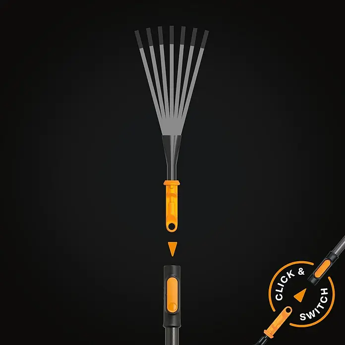 Fiskars OneClick Gartenrechen - Arbeitsbreite: 12,4 cm, Anzahl Zinken: 7 Stk. - Abbildung eines Fächerbesens mit austauschbarem Kopf des Herstellers Fiskars, der durch einfaches Klicken gewechselt werden kann.